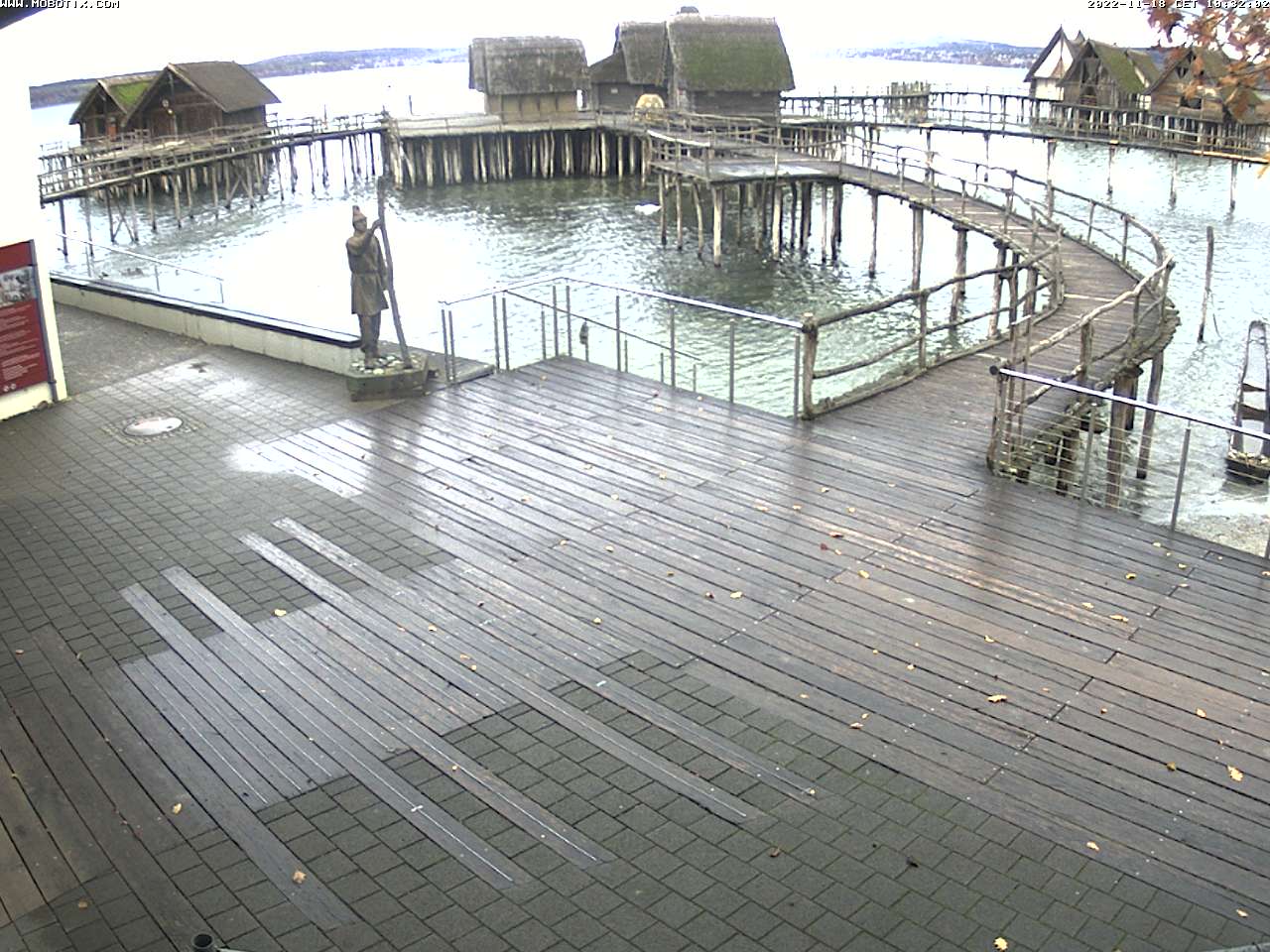Webcam am Ausgang vom ARCHAEORAMA dem Beginn des Museums. Dieses zeigt in ca. 12 Minuten, wie es auf dem Grund des Bodensees aussieht und wie Taucher dort in den originalen Pfahlbauten arbeiten.